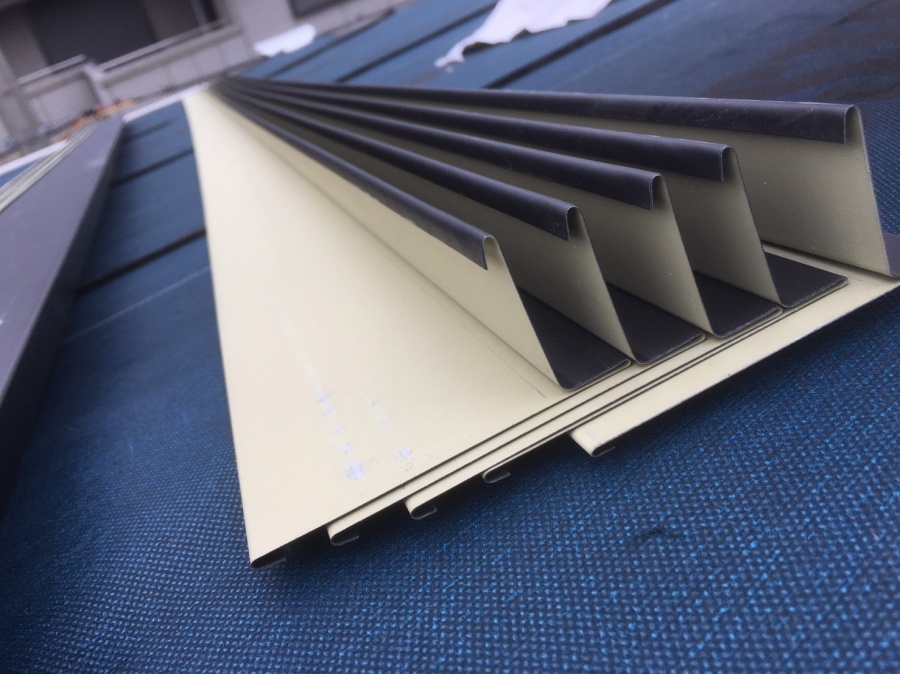 屋根カバー工事　水切り板金