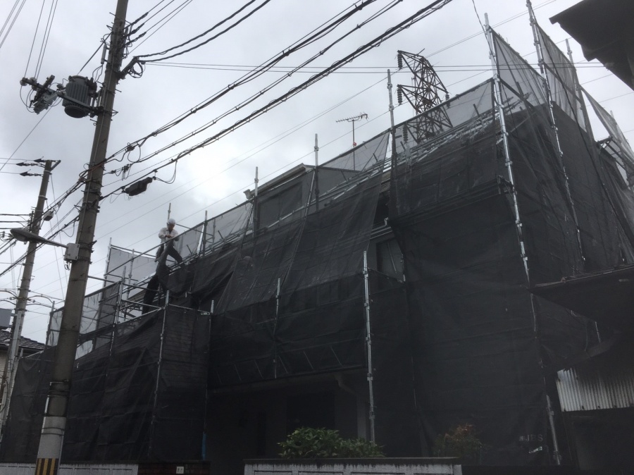 足場にメッシュシート架け