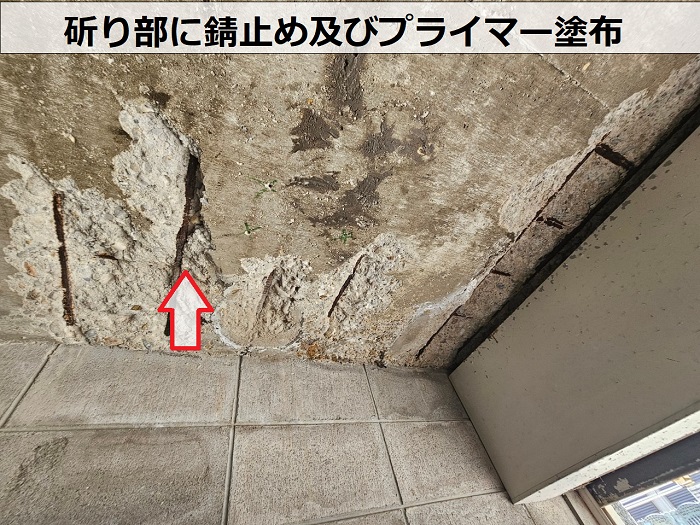大阪市でコンクリート製のガレージ天井補修でプライマー塗布