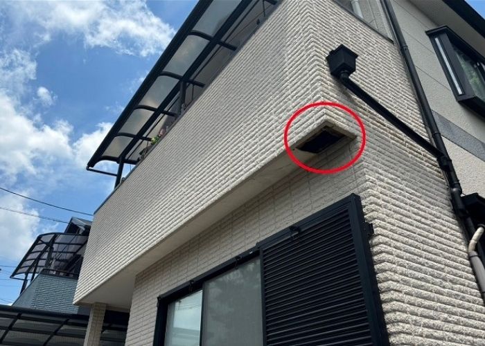 茨木市でベランダ下の軒天が剥がれて修理を行う前の様子