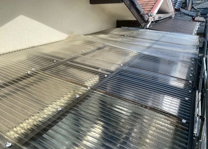 3階建てベランダ屋根の波板貼り替えを行なう前の様子