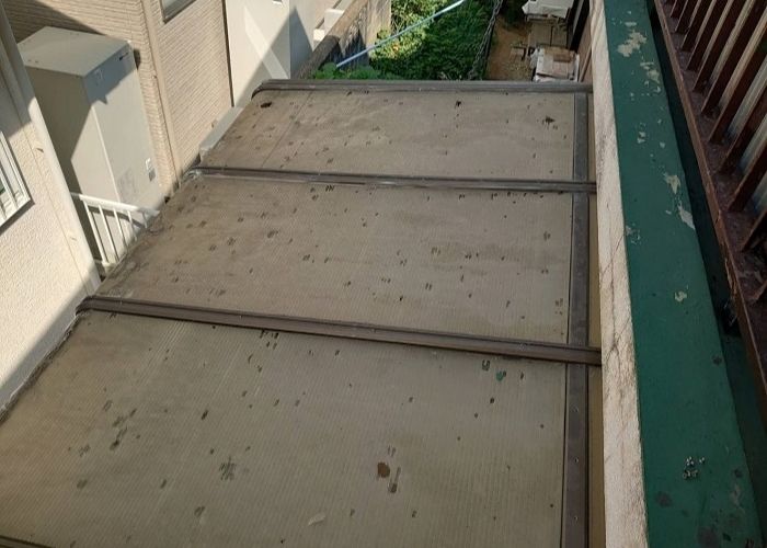 代用品を用いて安価で安心のサンルームのR型屋根交換を行う前の様子