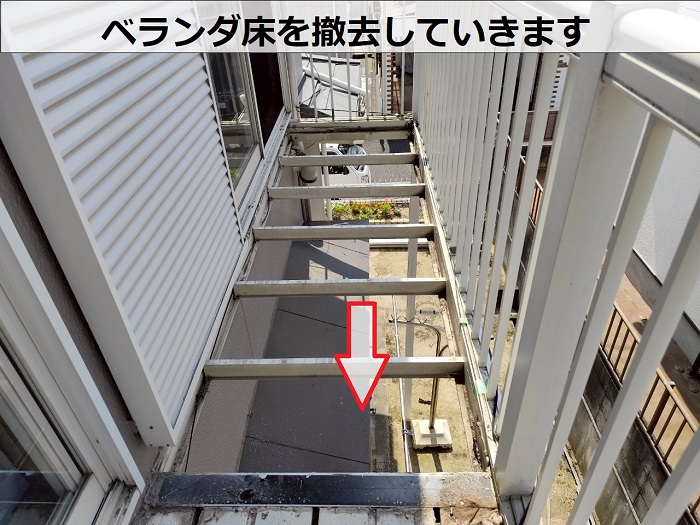 大阪市で劣化した樹脂製のベランダ床を貼り替えで床材を撤去