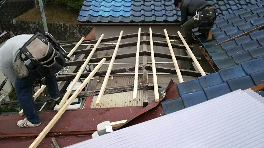 既存波板に垂木を取り付ける