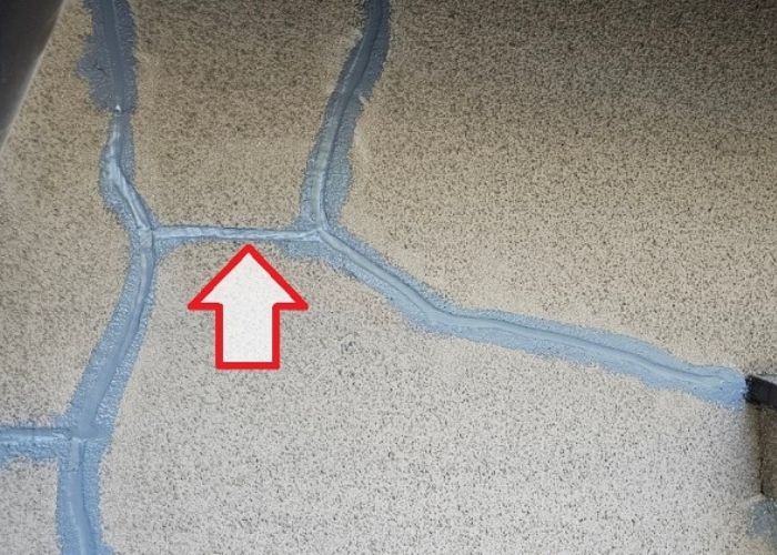 豊中市での外壁補修でUカットワンを充填した様子