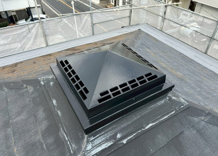 戸建ての屋根上換気塔の錆防止対策として部分塗装工事を行った後の様子