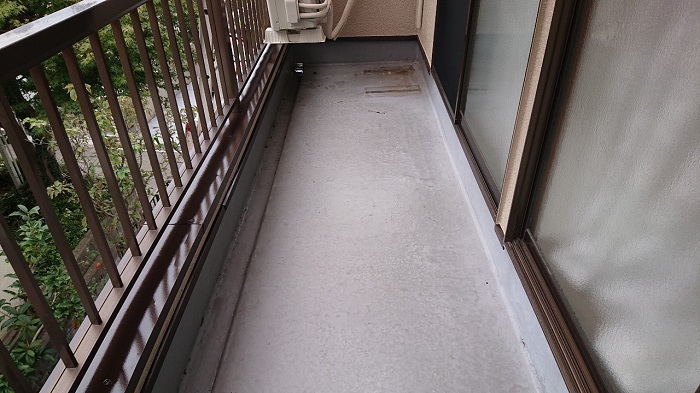 茨木市で田島オルタックエースを用いたベランダ防水工事を行う前の様子