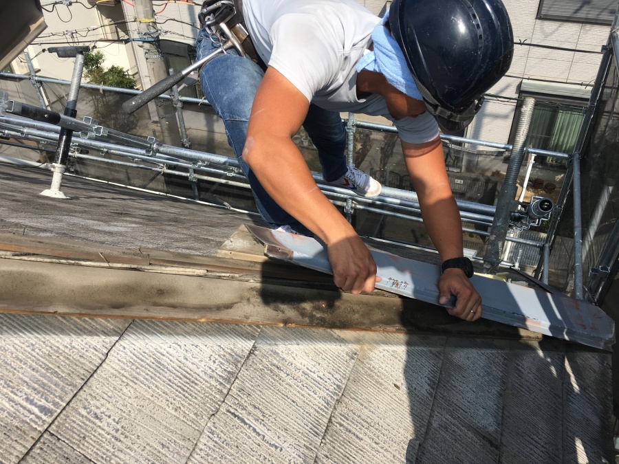 屋根重ね葺き工法　棟版板金の交換　棟板金を外した所