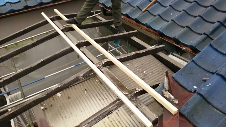 既存波板に垂木を取り付ける