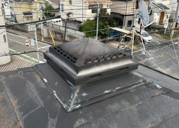 大阪市で戸建ての屋根上換気塔の錆防止対策として部分塗装工事を行う前の様子