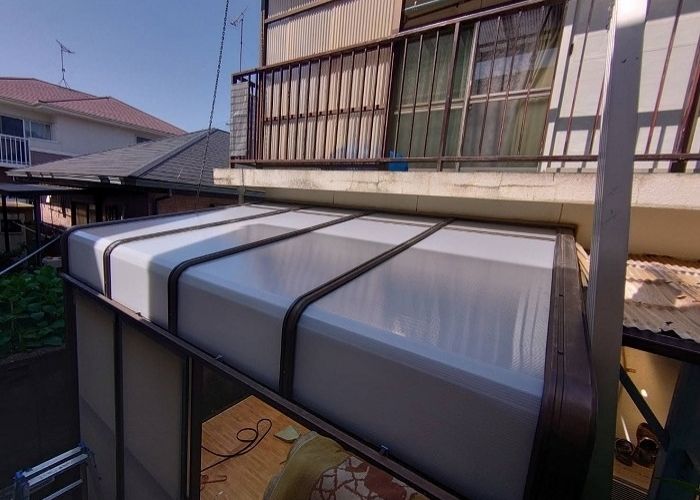 池田市で代用品を用いて安価で安心のサンルームのR型屋根交換を行った後の様子