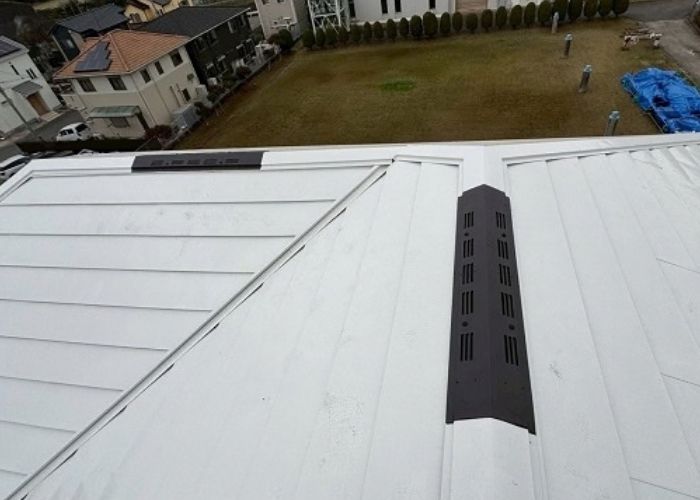 屋根裏の換気工事として棟板金に換気棟を取り付けた後の様子
