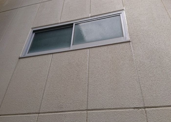 池田市で工場の窓廻りの雨漏り修理を行った後の様子