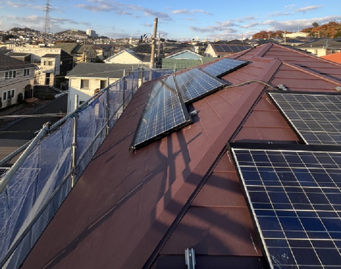 🏠 屋根カバー工法って、どんな工事？屋根カバー工法とは、既存の屋根を撤去せず、その上から新しい屋根材を重ねて施工するリフォーム方法です😊屋根を解体する手間が少ないため、撤去費用や廃材処分費を抑えやすく、工期の短縮も期待できます！さらに、屋根が二重になることで、断熱性や遮音性の向上も期待できるんですよ✨ただし、屋根の劣化状況によっては施工できへん場合もあります。まずは専門業者にしっかり点検してもらい、お住まいに合った工事方法を選ぶことが大切です(^^)/