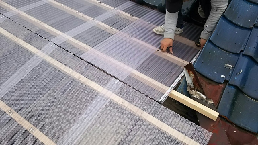 新しい波板をビス打ち