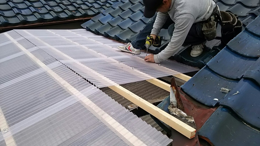 新しい波板をビス打ち