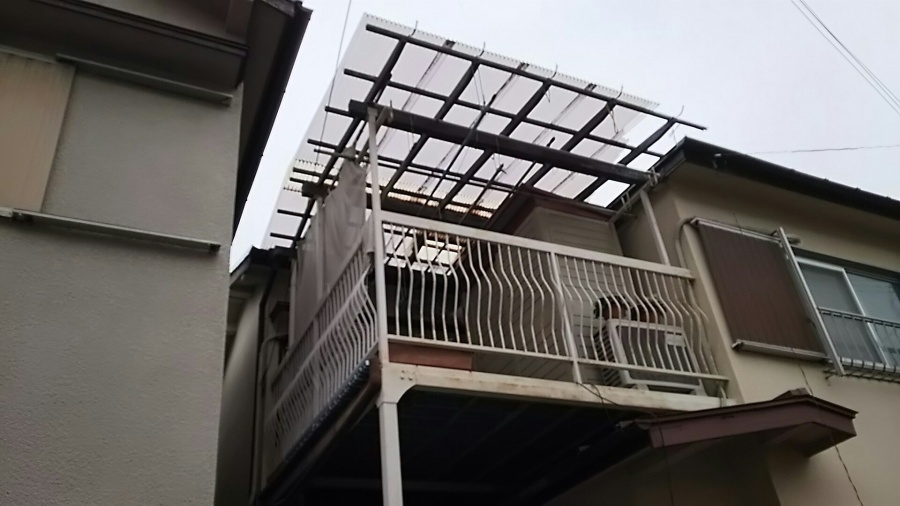 波板が破損している様子