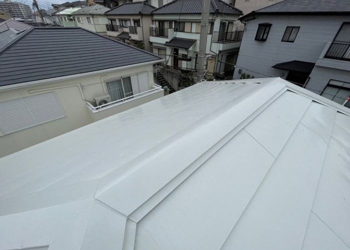 池田市で屋根裏の換気工事として棟板金に換気棟を取り付ける前の様子