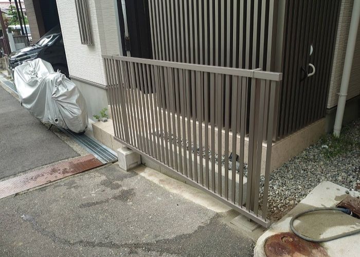 外構フェンスの部分設置を行った後の様子