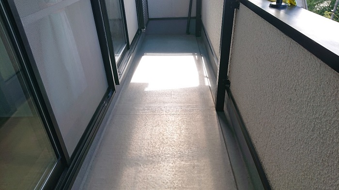 大阪市雨漏りしているベランダのＦＲＰ防水工事を行った後の様子