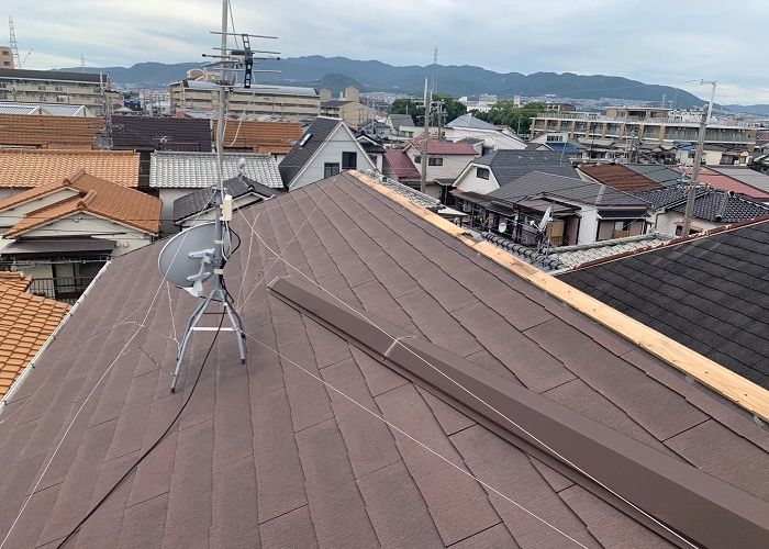 茨木市で風災を受けたカラーベスト屋根を部分修理する前の様子