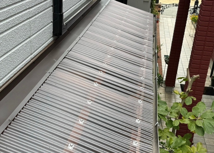 高槻市　物置屋根のポリカ波板を貼り替えた後の様子