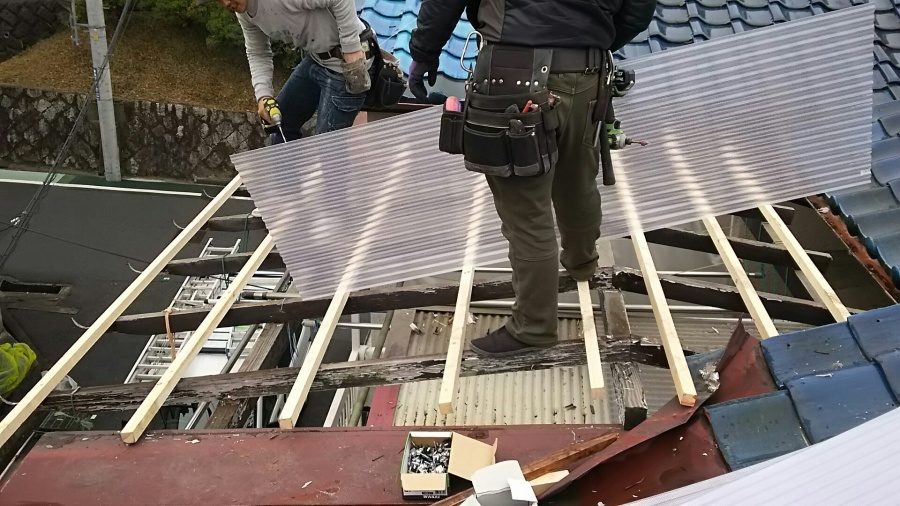 新しい波板の取り付け