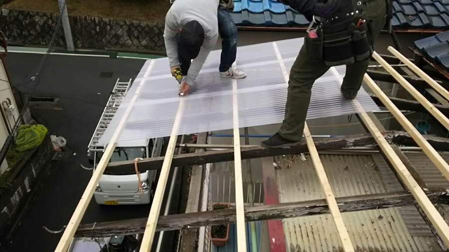 新しい波板をビス打ち