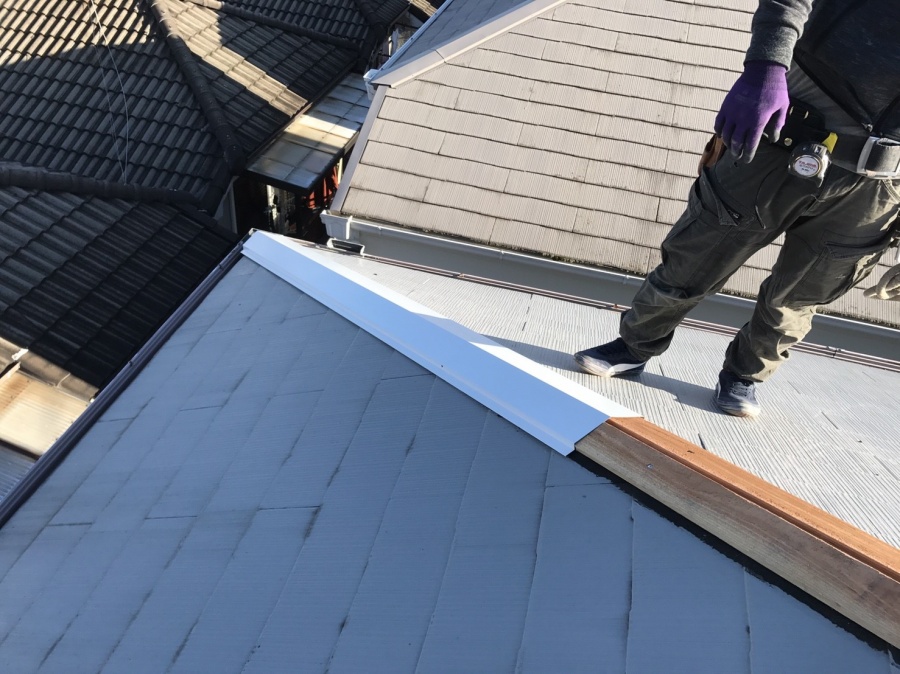 新しい棟板金の設置
