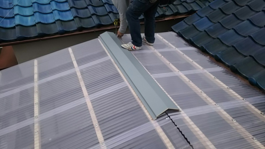 波板の隙間に棟板金を施工