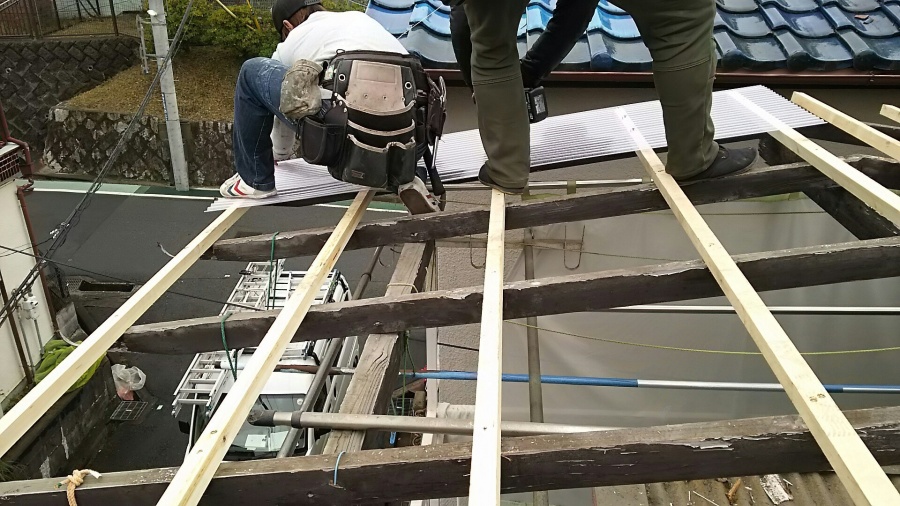 新しい波板の取り付け