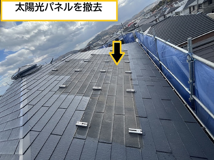 🏠 屋根カバー工法って、どんな工事？屋根カバー工法とは、既存の屋根を撤去せず、その上から新しい屋根材を重ねて施工するリフォーム方法です😊屋根を解体する手間が少ないため、撤去費用や廃材処分費を抑えやすく、工期の短縮も期待できます！さらに、屋根が二重になることで、断熱性や遮音性の向上も期待できるんですよ✨ただし、屋根の劣化状況によっては施工できへん場合もあります。まずは専門業者にしっかり点検してもらい、お住まいに合った工事方法を選ぶことが大切です(^^)/