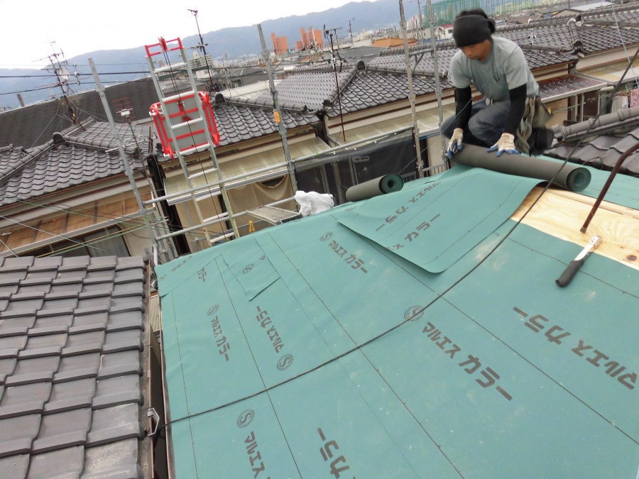 屋根に防水シートを張る
