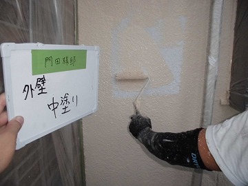 外壁塗装の中塗り