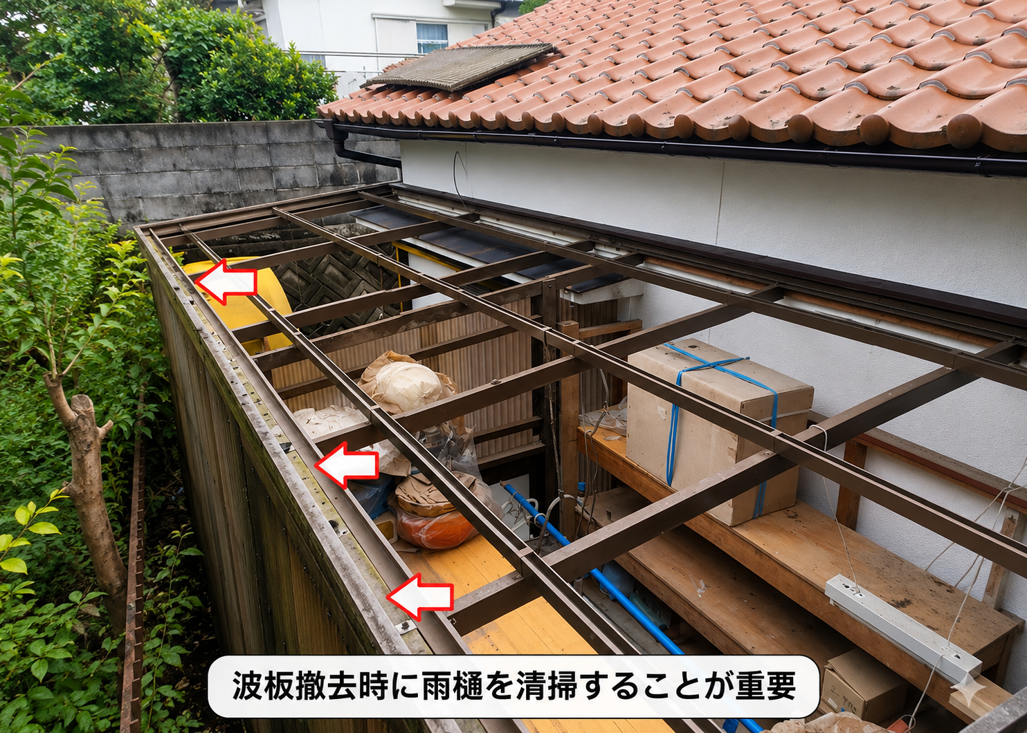 豊中市での物置屋根貼り替え工事で雨樋を清掃している様子