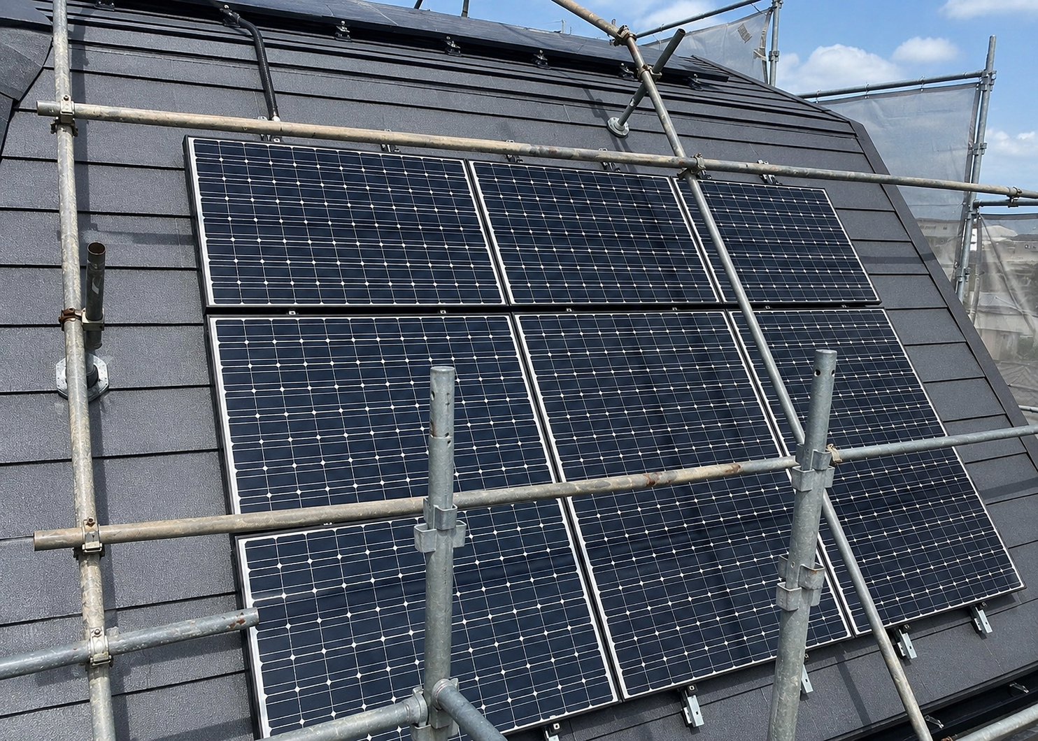 茨木市で太陽光パネル脱着が必要な屋根カバー工事を行った後の様子
