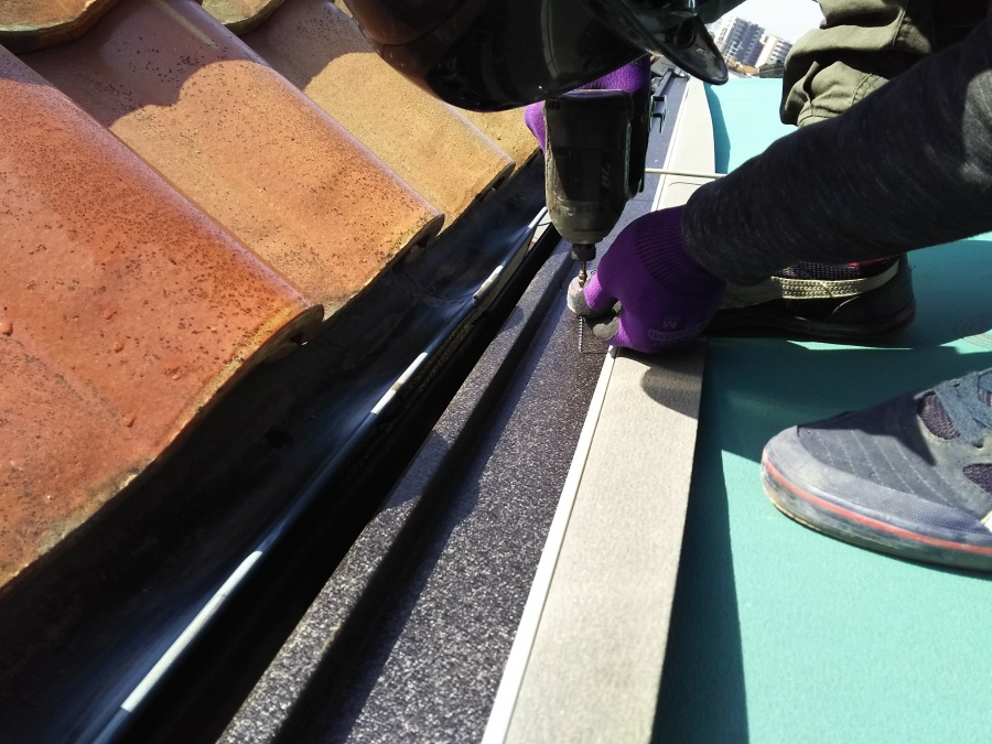 屋根葺き替え工事　水切り板金