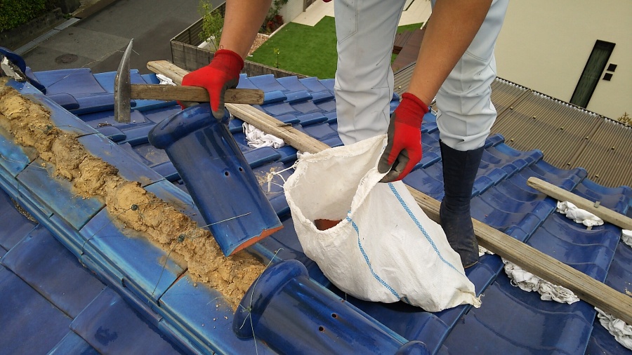 冠瓦の撤去作業