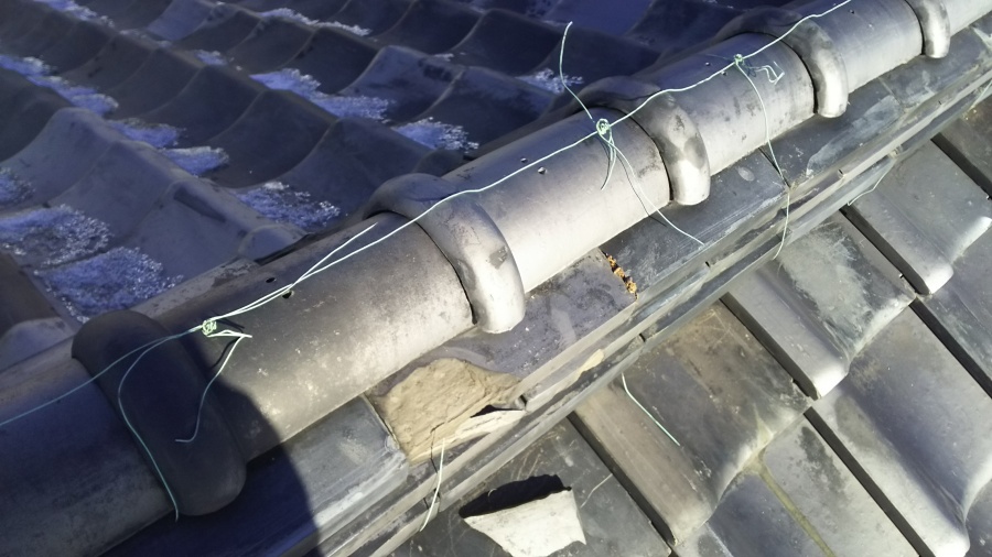 棟瓦が崩れて中の土が出て来てます