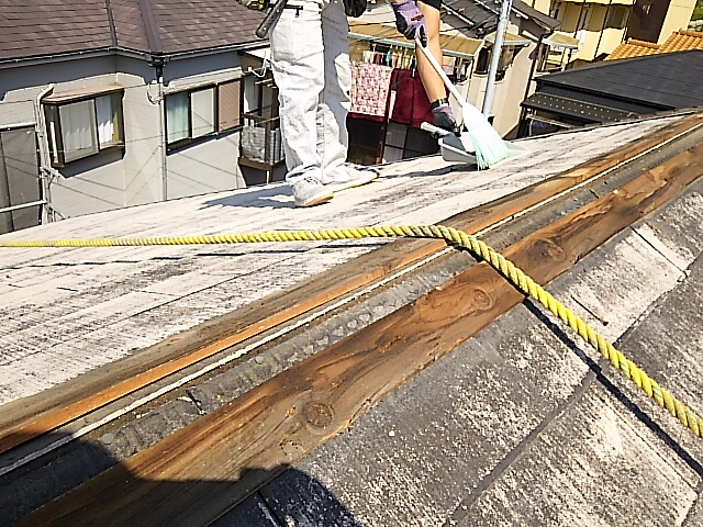 屋根の上を掃除
