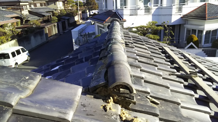 棟瓦が崩れて中の土が出て来てます