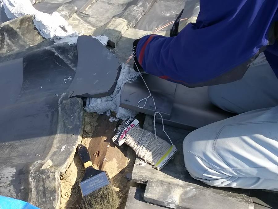 瓦に水糸を取り付ける