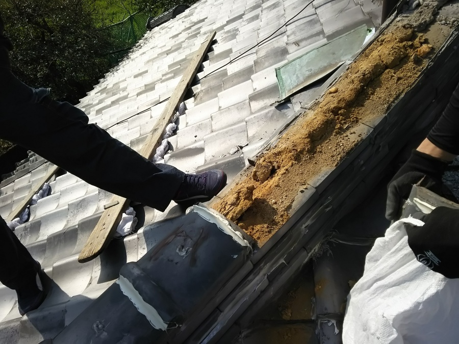 防災棟の施工　既存瓦・葺き土撤去