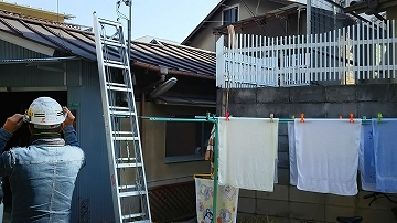 棟板金交換工事ハシゴを架ける