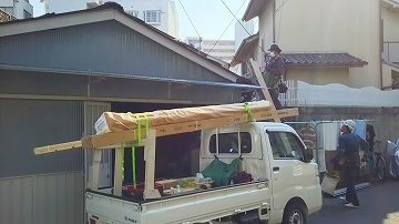 棟板金交換工事　荷揚げ開始