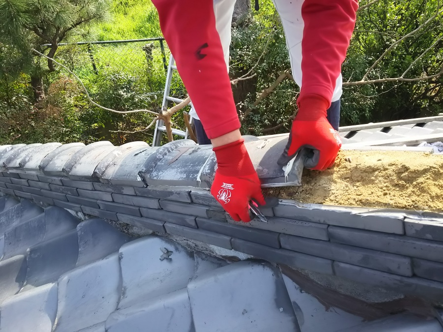 防災棟の施工　既存瓦・葺き土撤去