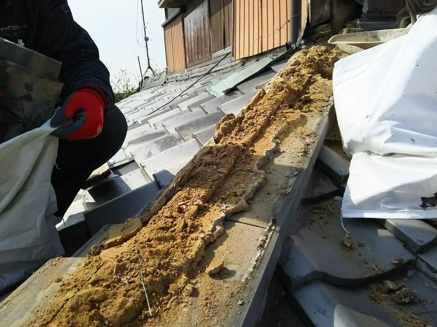 防災棟の施工　既存瓦・葺き土撤去