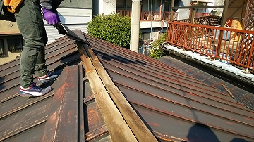 既存の棟板金を撤去している様子