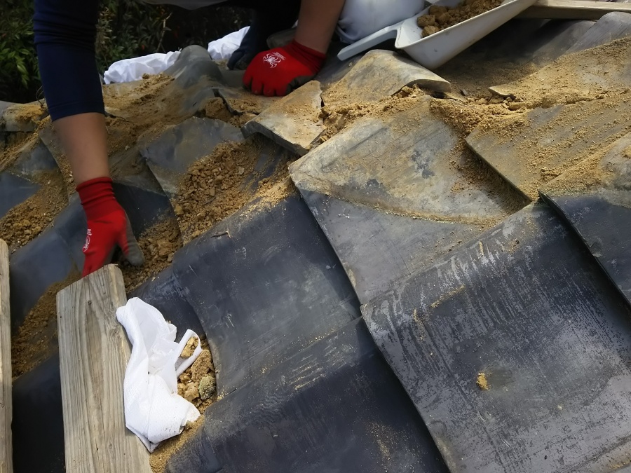 防災棟の施工　既存瓦・葺き土撤去