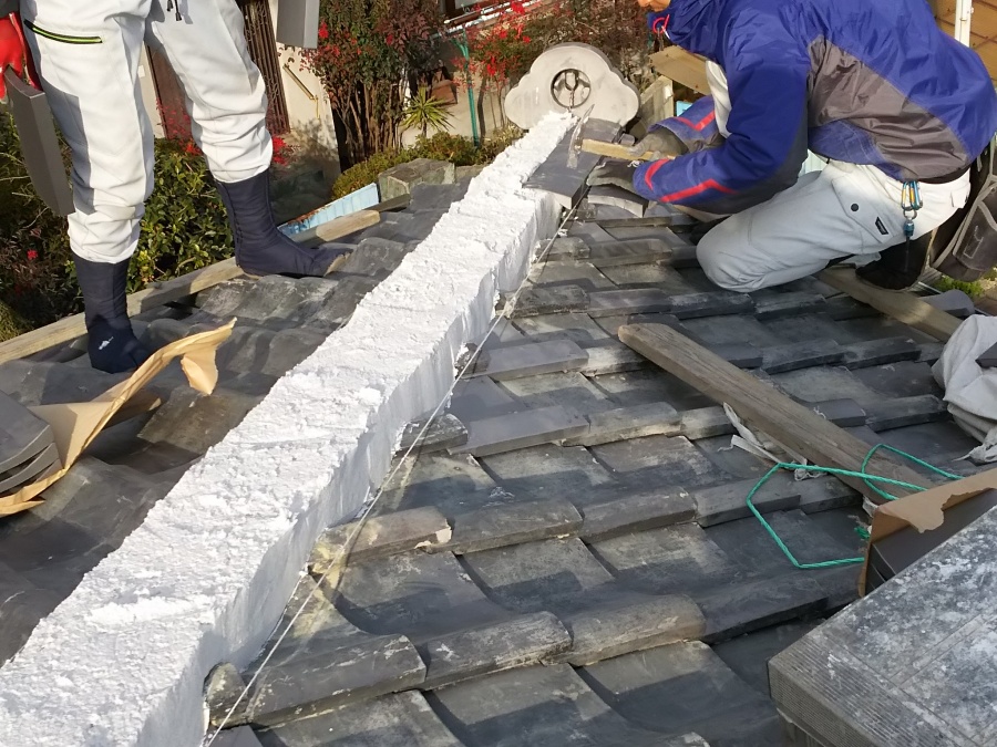 白いなんばんの土台の上にのし瓦を載せる